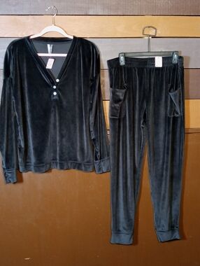 NWOT Jaclyn Intimates Gorgeous Black Large Velour Long Sleeve pajama Set